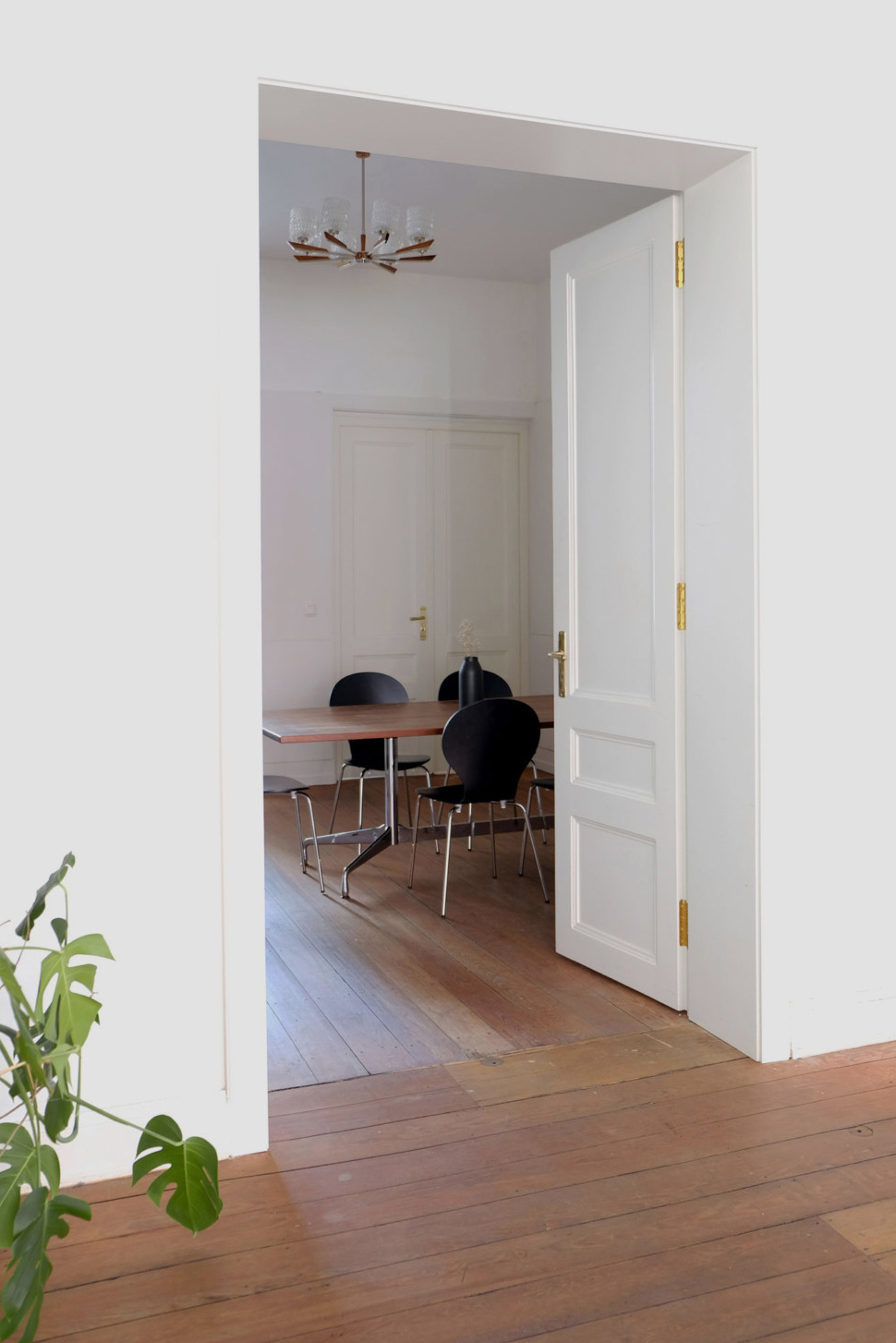 Blick in den Konferenzraum der Designagentur Studio Biro, dort steht ein Konferenztisch mit Stühlen