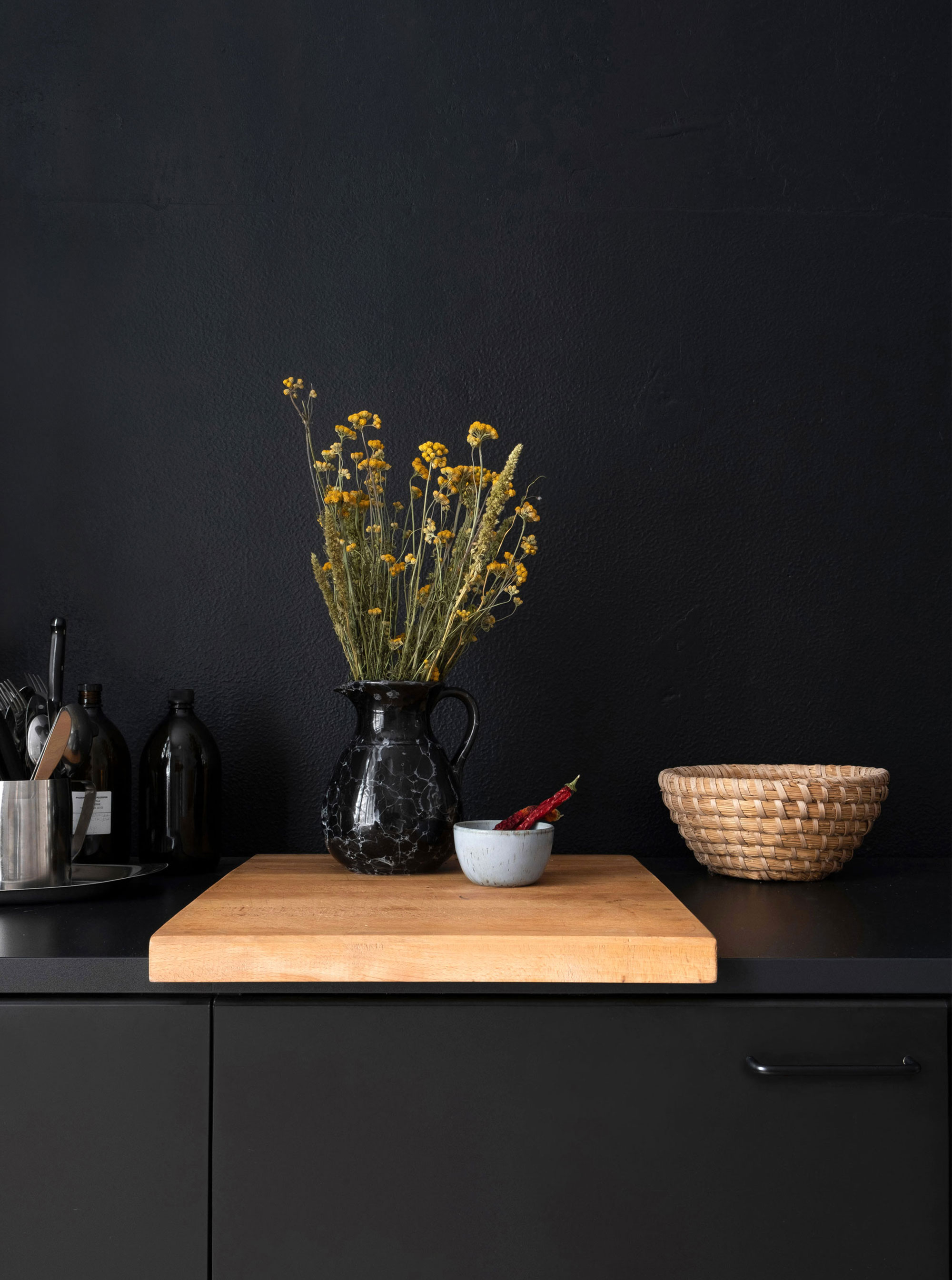 Corporate Design für den Plats Eventspace in Frankfurt Fotografie eines Stilllebens, Blumen in einer Vase vor schwarzer Wand